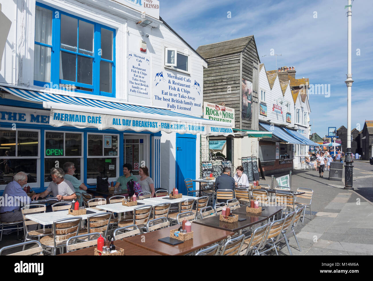 Les repas en plein air au Mermaid Cafe & restaurant poisson puce, vieille ville de Hastings, Rock-a-Nore Road, Hastings, East Sussex, Angleterre, Royaume-Uni Banque D'Images