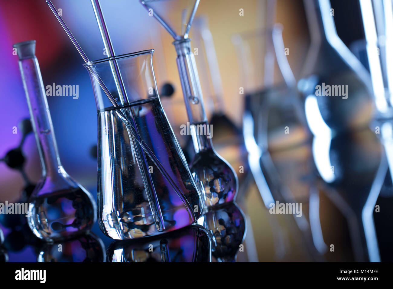 Expérience scientifique au concept de fond. Béchers en laboratoire, pipette. Arrière-plan flou. Banque D'Images