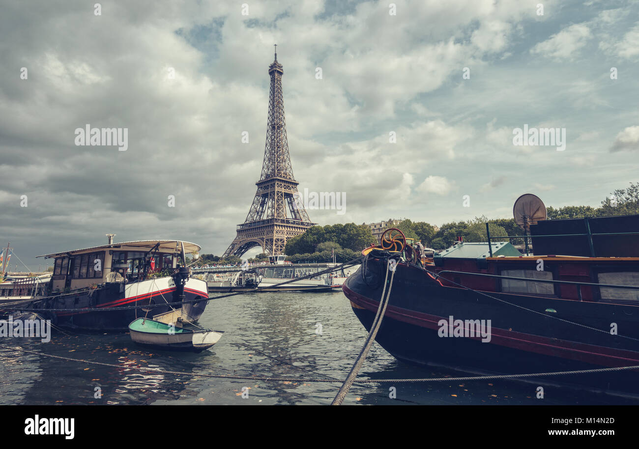 Paris vue de la seine à une journée nuageuse. Banque D'Images