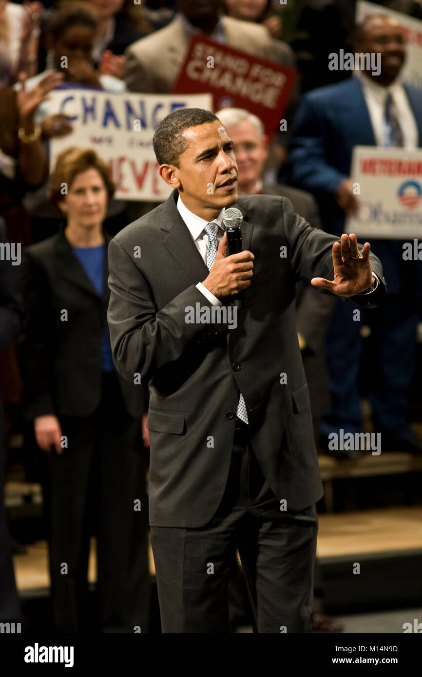 Puis le sénateur américain, Barack Obama, à la veille de la primaire de Caroline du Sud, traitant d'une foule lors d'un rassemblement électoral dans la région de Columbia, SC., 25 Janvier 2008 Banque D'Images