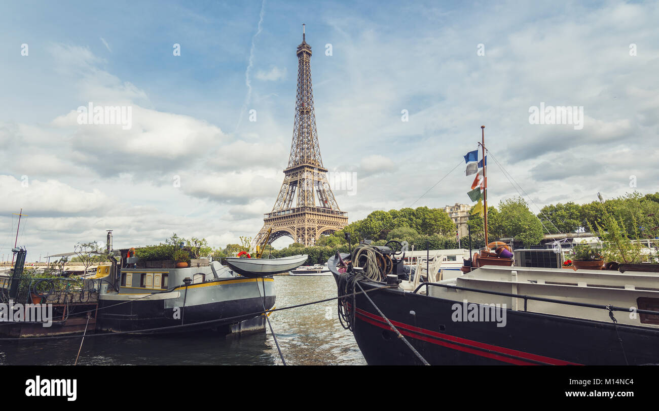 Vue depuis la Seine jusqu'à la tour Eiffel à Paris. Banque D'Images
