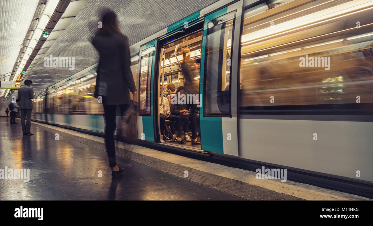 Metro train en mouvement à paris dans le métro. Banque D'Images