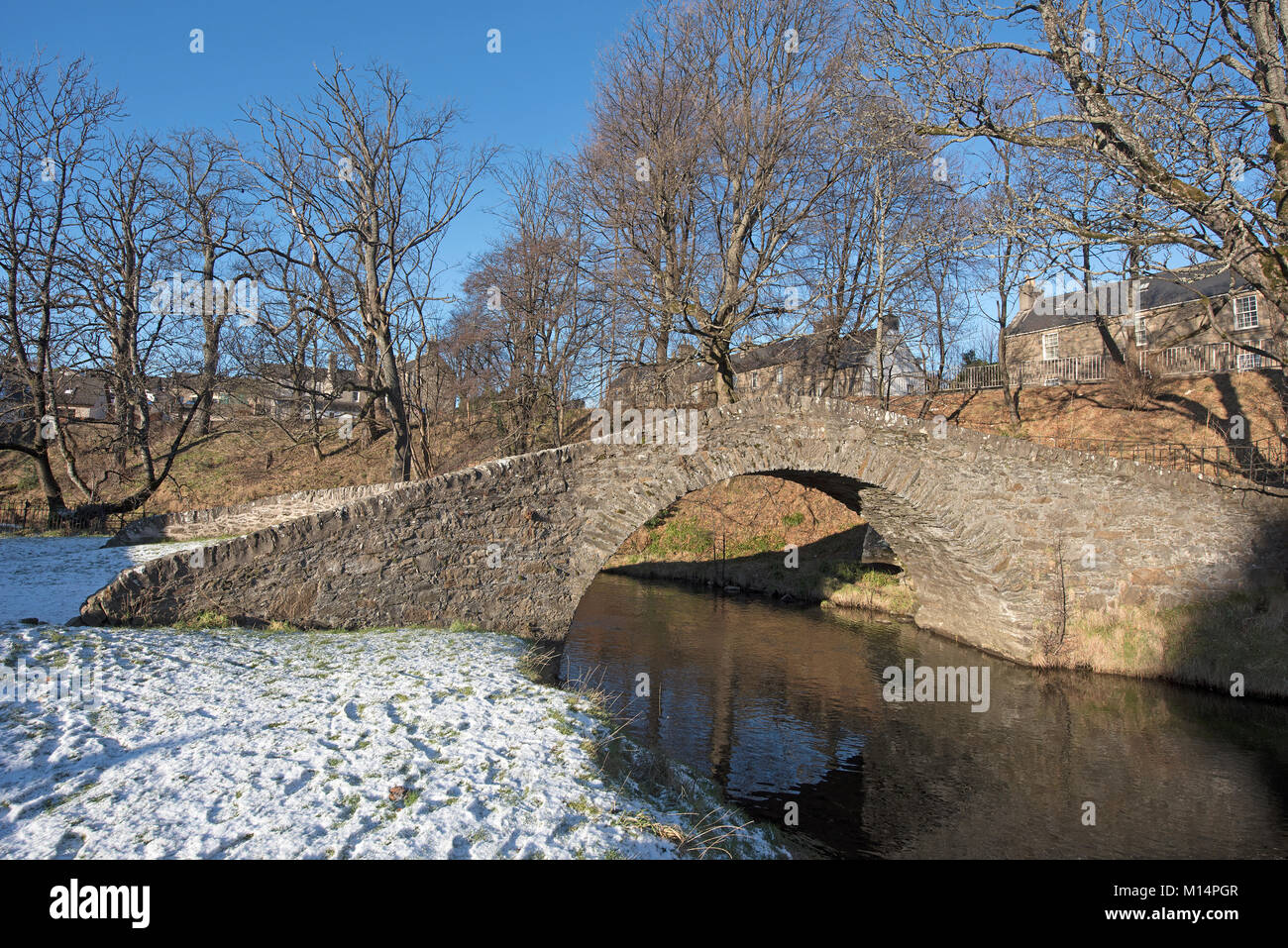 Le vieux pont sur la rivière Isla dans le village de Moray Keith en Ecosse. Banque D'Images