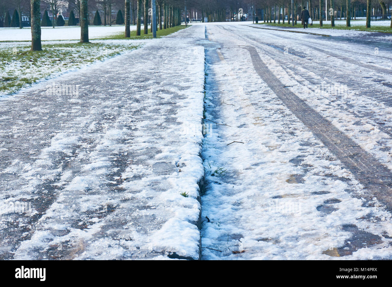 Route glacée et un trottoir recouvert de neige gelée. Banque D'Images