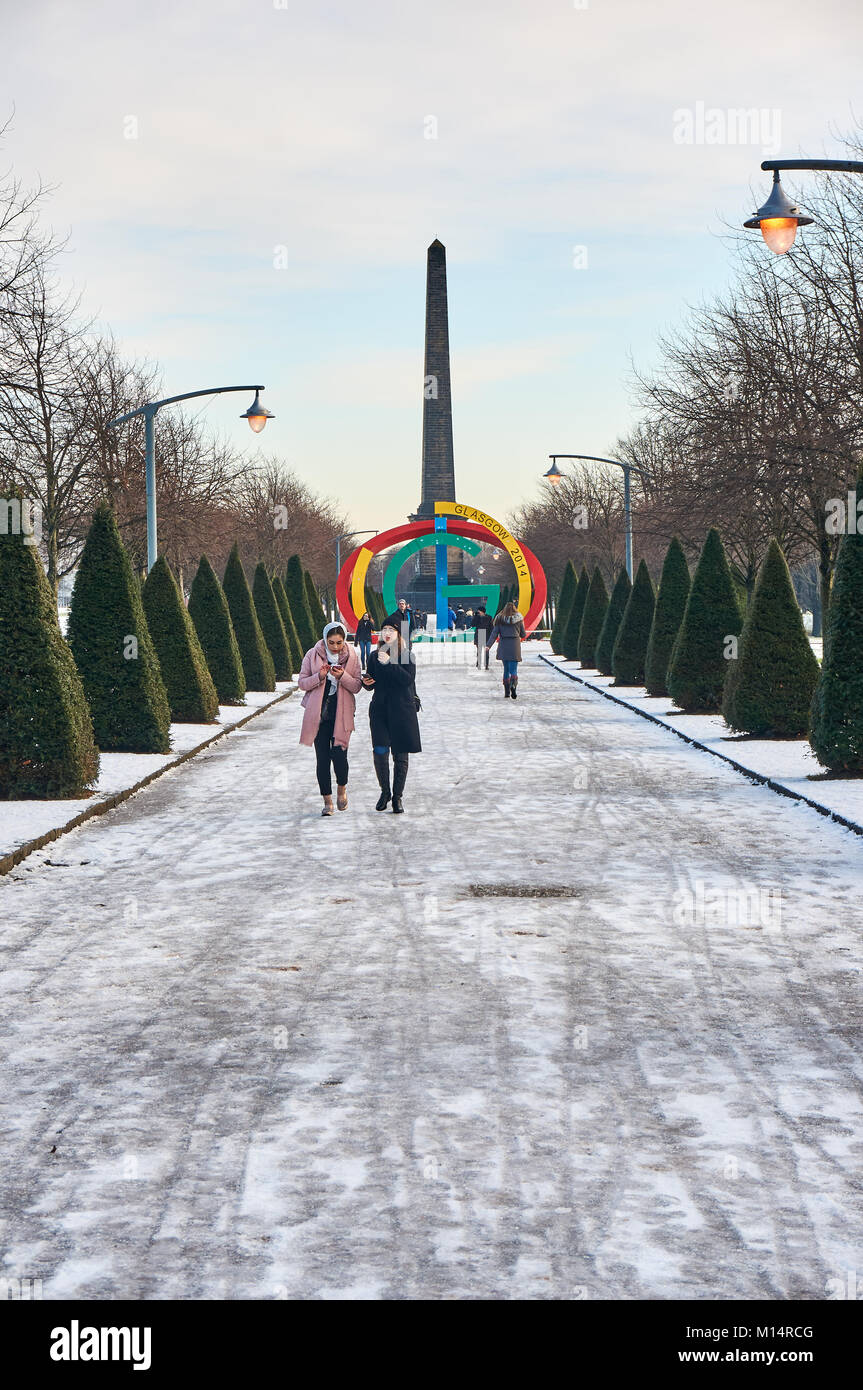 Glasgow Green Park en hiver avec le monument Nelson et un monument des jeux du Commonwealth dans l'arrière-plan. Banque D'Images