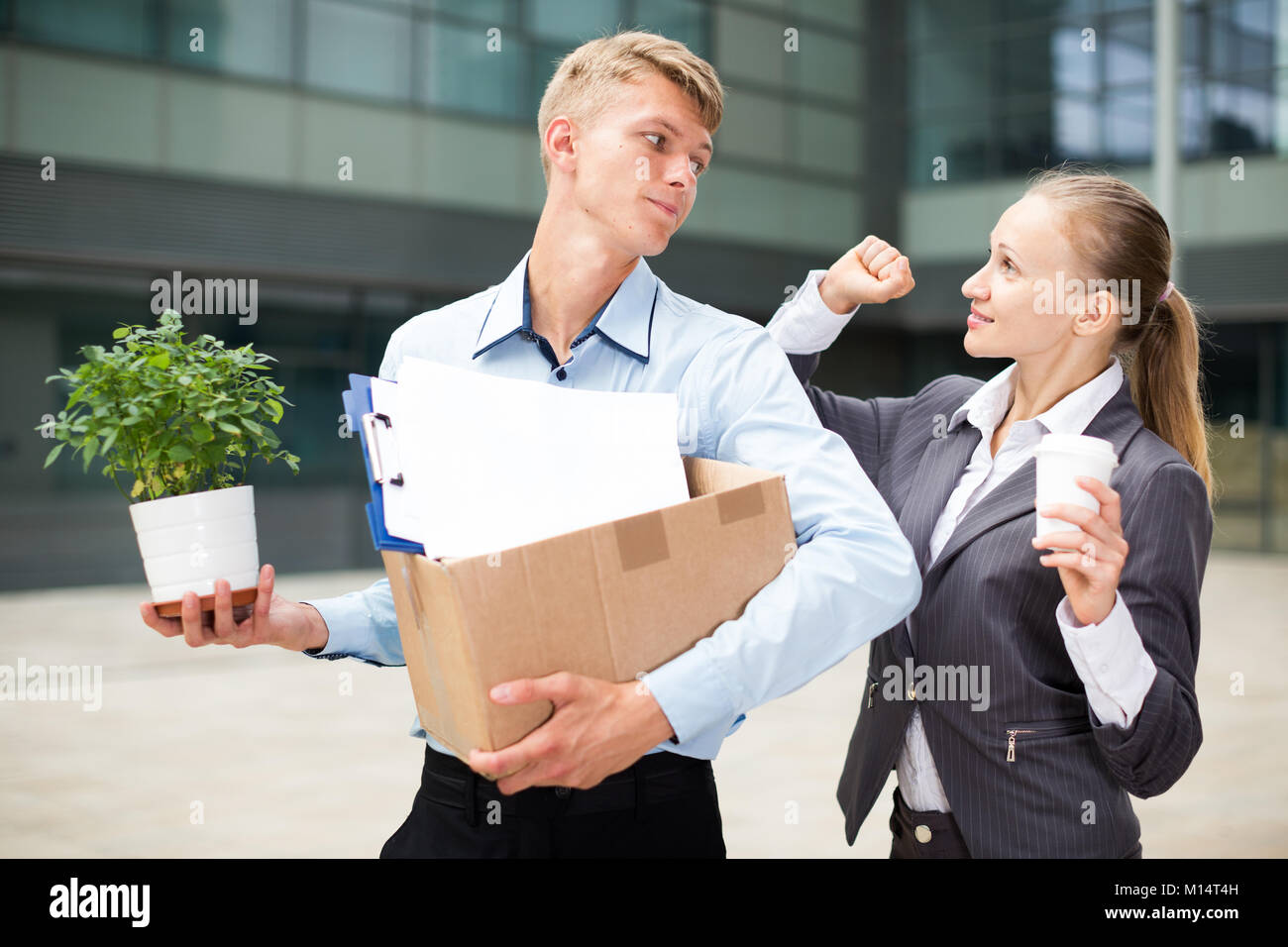 Boss femme est qui souhaitent bonne chance à l'employée de bureau sur les nouveaux lieux de travail. Banque D'Images