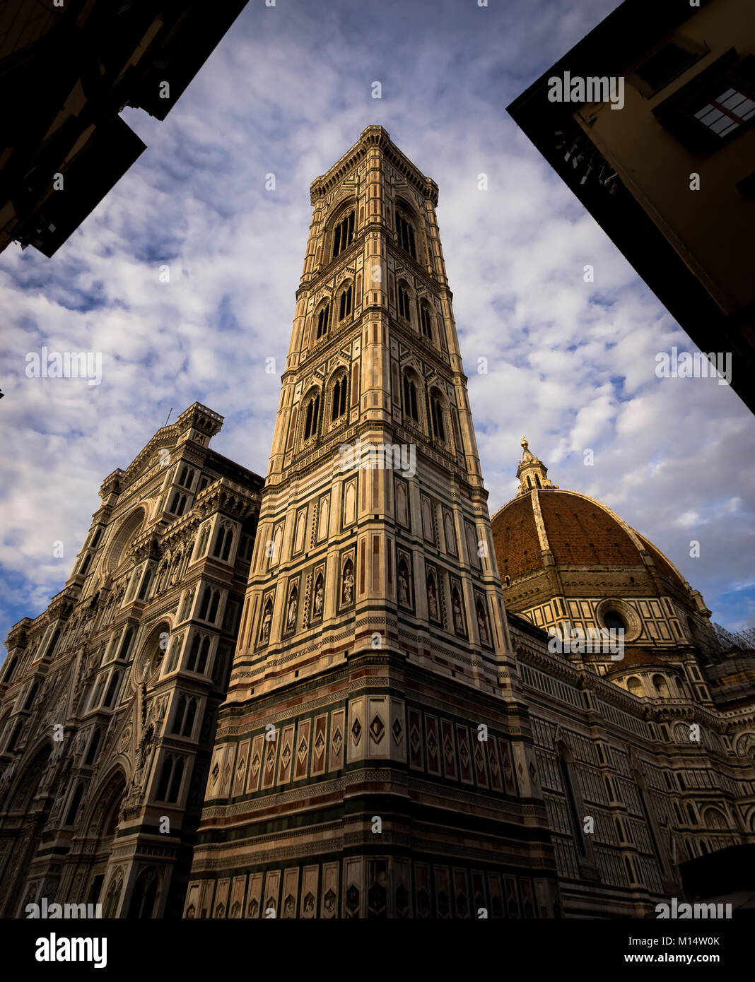 Le clocher de Giotto et la Cattedrale di Santa Maria del Fiore - Low angle shot du clocher de Giotto à Florence, Italie Banque D'Images