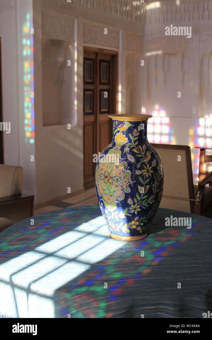 Floral coloré design iranien pot avec la lumière du jour en Ameri Chambre à Kashan, Iran Banque D'Images