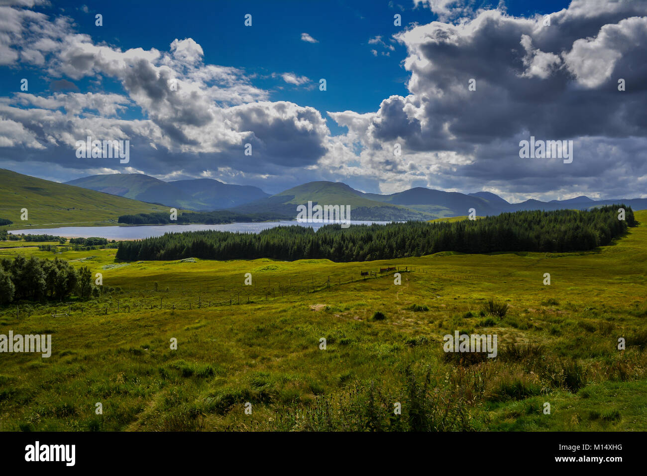 Le magnifique Lac Tulla d'Écosse, situé sur la route de Glasgow à Fort William. Banque D'Images