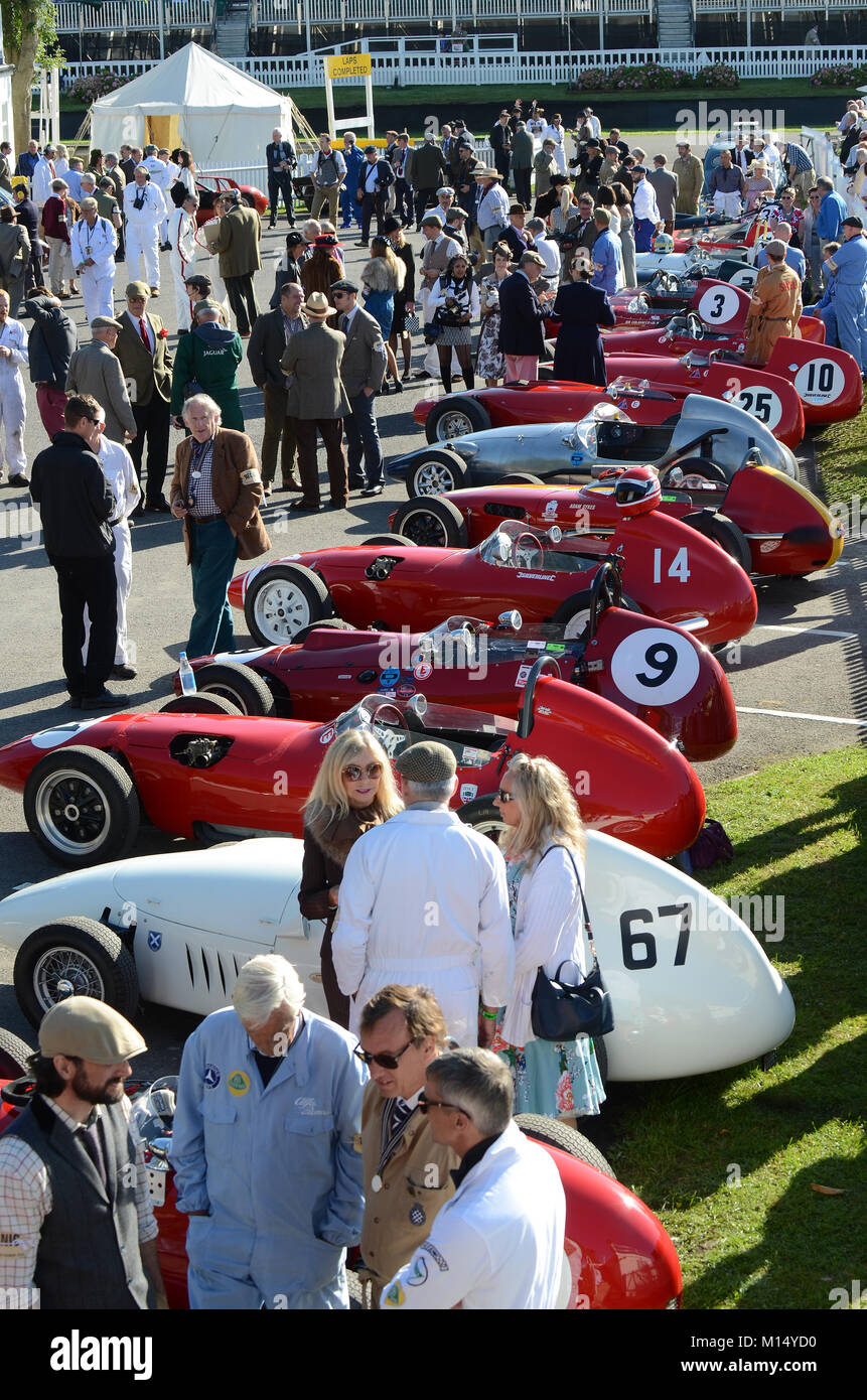 Zone d'assemblage au Revival de Goodwood pour la Chichester Cup. Voitures de course et équipages d'époque Banque D'Images