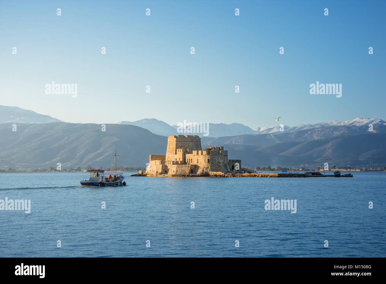 Le Bourtzi château d'eau est une petite île avec une forteresse sur la côte de Nauplie en Grèce Banque D'Images