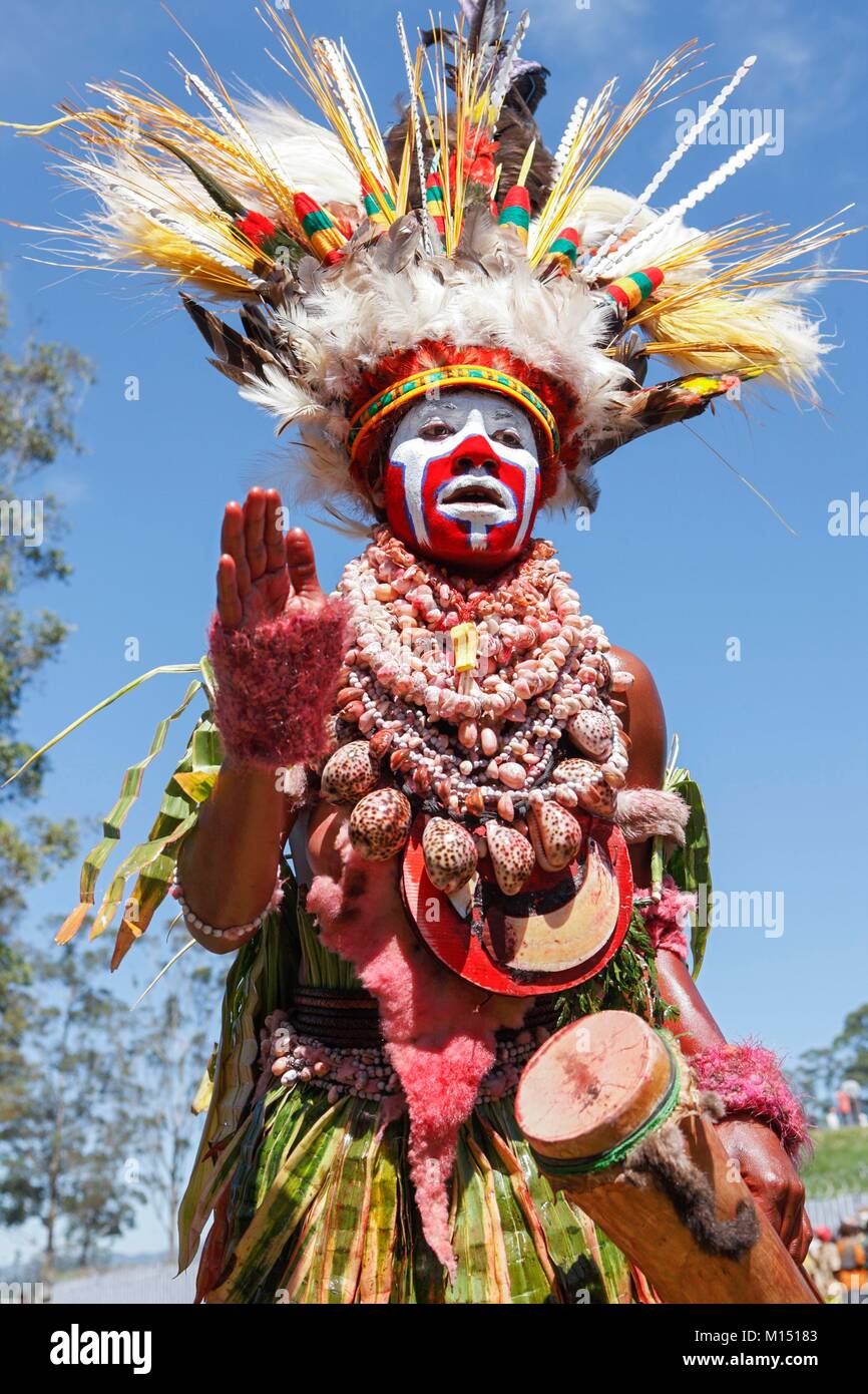 La Papouasie-Nouvelle-Guinée, les femmes de l'ouest des Highlands dans le sing-sing de Mount Hagen, les obus ont été achetés sur les côtes de la Papouasie, la coiffes sont en plumes de perroquet, Eagle et d'oiseaux de paradis, les corps et le feuillage est enduit d'une huile tirée d'un arbre, sur la poitrine, un kina-shell, un signe de richesse, le kina-obus ont été utilisés pour payer la mariée, le kina-shell (seashell que vaut l'argent , kina en Papouasie) indique la richesse de la famille ou sert à payer la mariée Banque D'Images