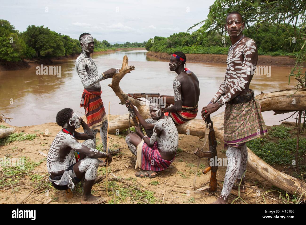 L'Ethiopie, vallée de l'Omo classée au Patrimoine Mondial de l'UNESCO, la tribu Karo karo, les hommes font face quotidiennement leur peinture Banque D'Images