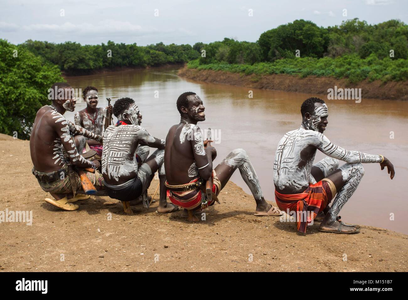 L'Ethiopie, vallée de l'Omo classée au Patrimoine Mondial de l'UNESCO, la tribu Karo karo, les hommes font face quotidiennement leur peinture Banque D'Images