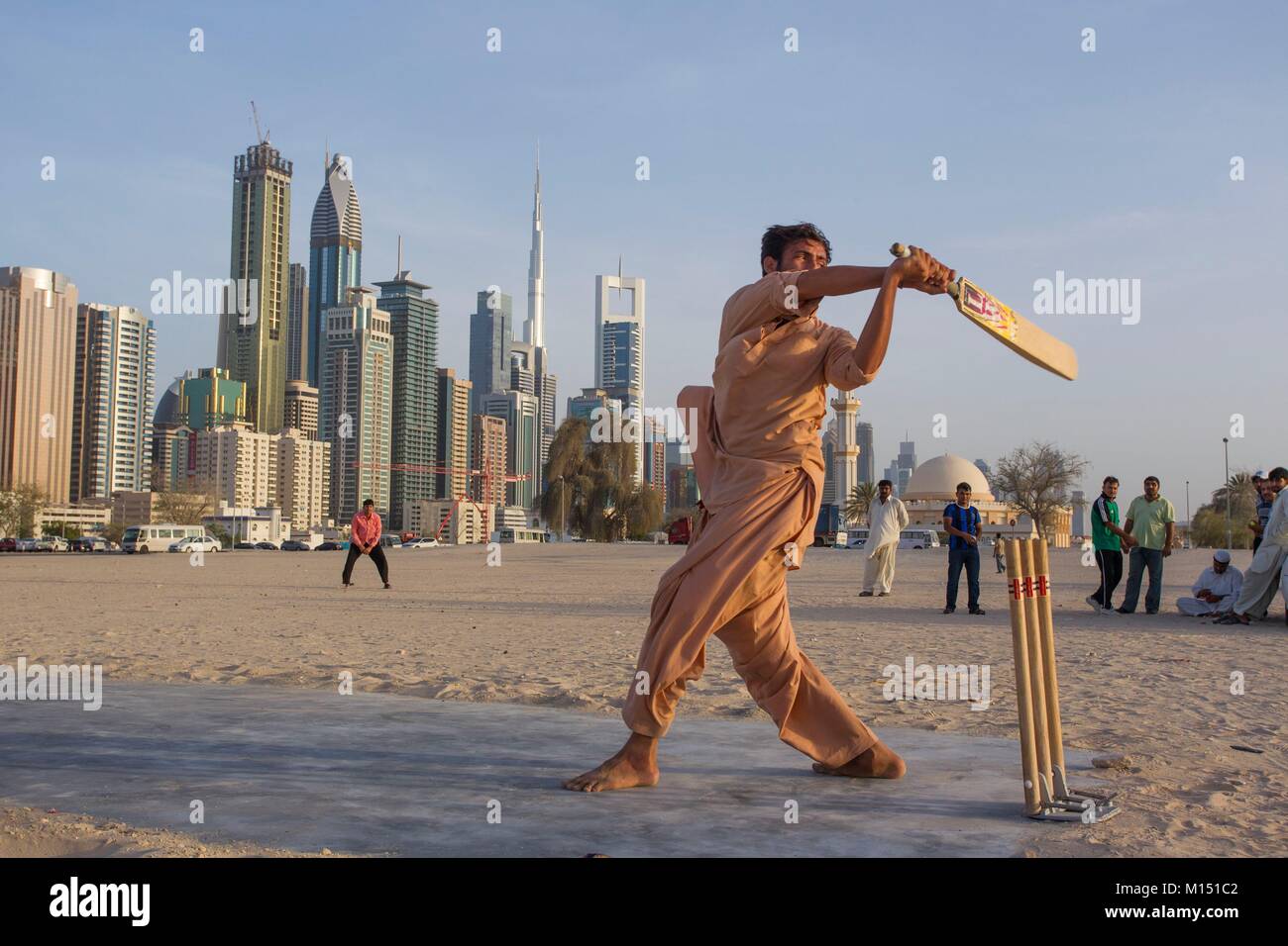 Emirats arabes unis, dubaï, pakistanais de cricket des joueurs près de Sheikh Zayed Road Banque D'Images
