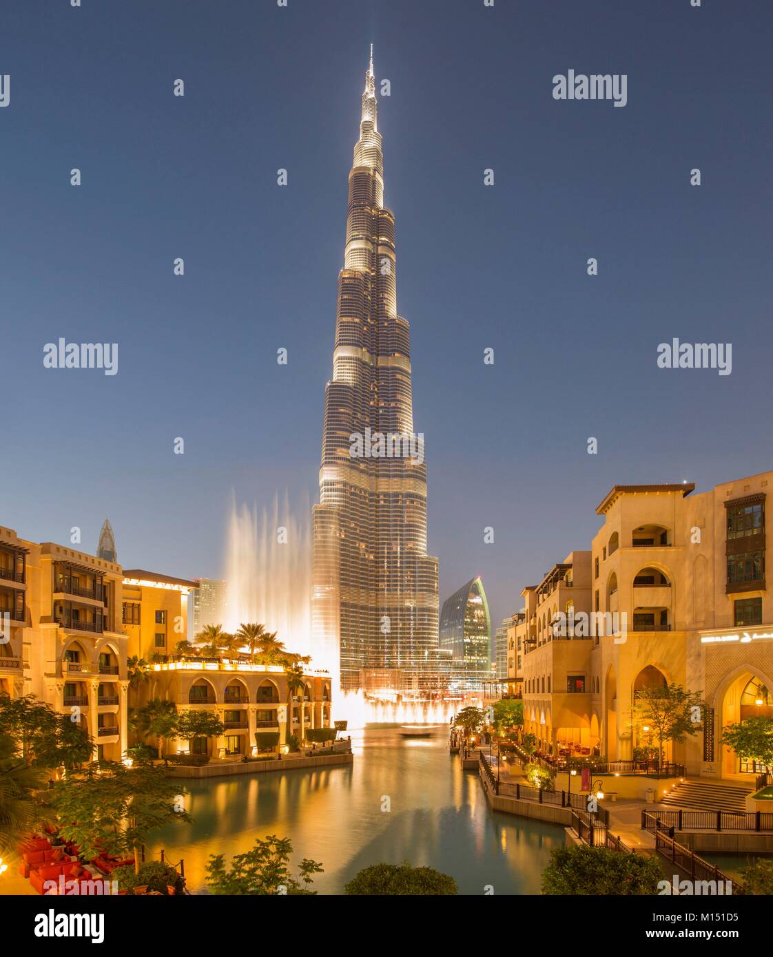 Emirats Arabes Unis, Dubaï, Burj Khalifa et la fontaine et le Palace Hotel Banque D'Images