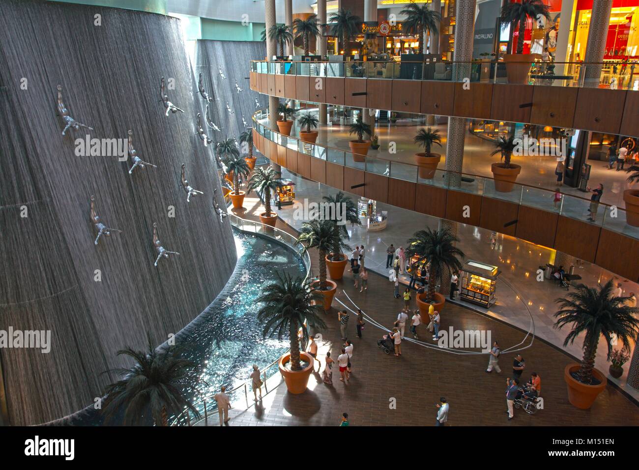 Emirats Arabes Unis, Dubai, Dubai Mall, la cascade et les galeries Banque D'Images
