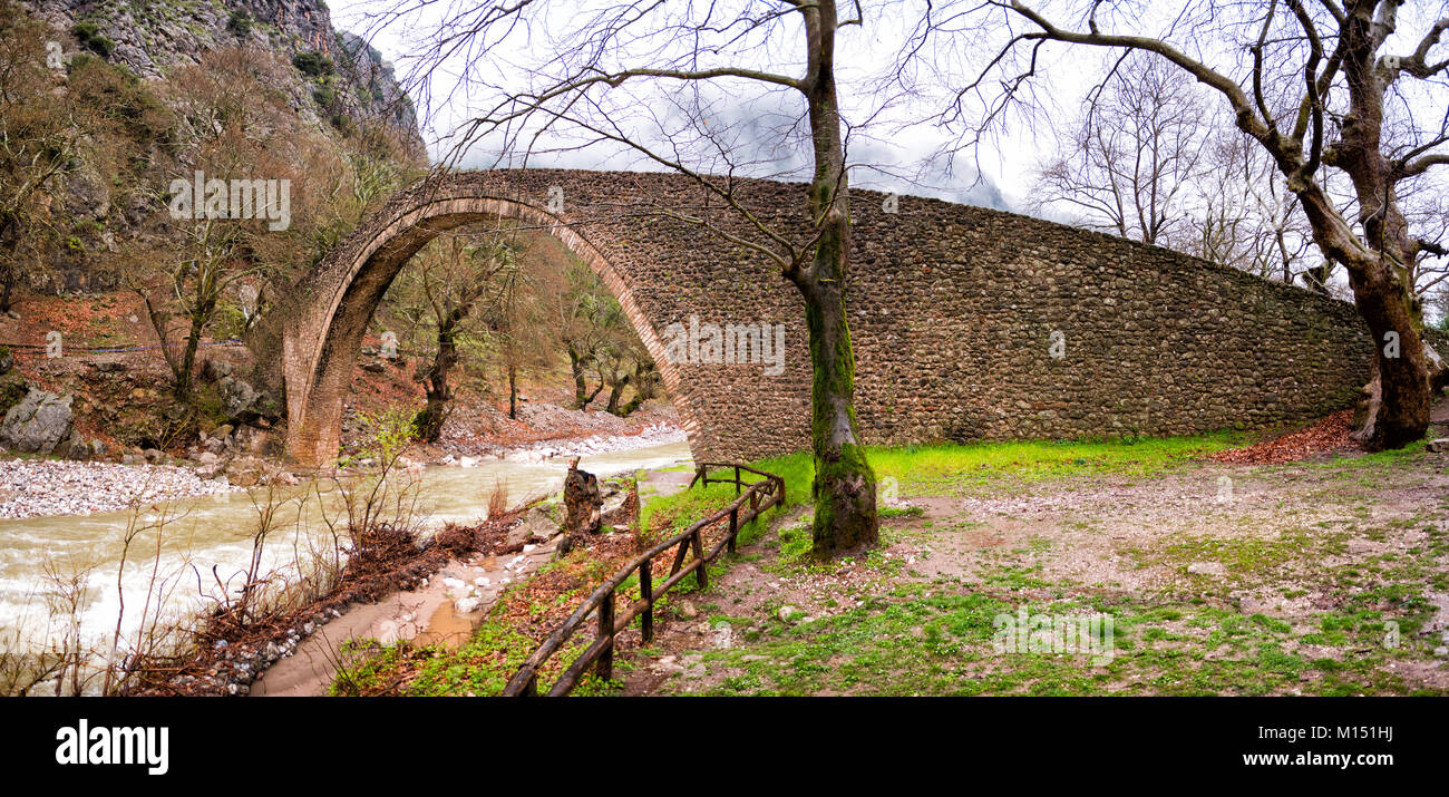 Pont en pierre voûtée de Pyli dans un jour de pluie,Thessalie, Grèce Banque D'Images