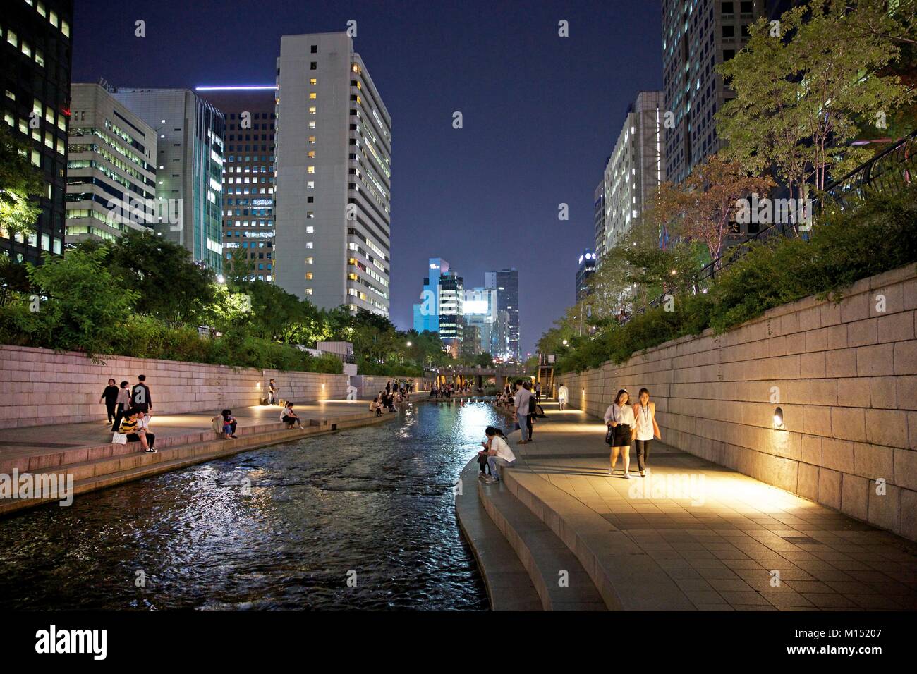 La Corée du Sud, Séoul, poussettes sur les rives de la rivière Cheonggyecheon éclairée la nuit Banque D'Images
