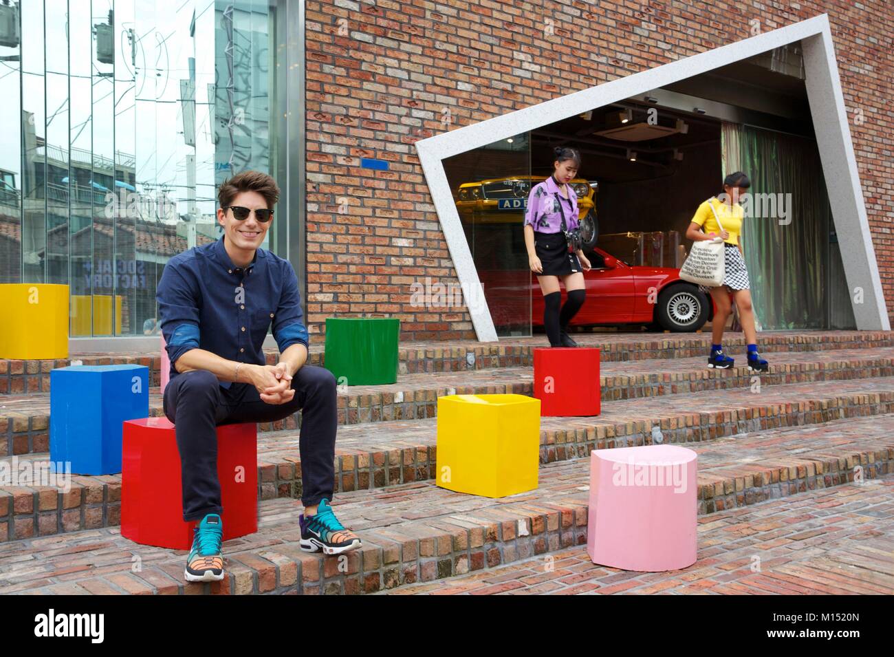 La Corée du Sud, Séoul, Fabien Yoon, star française de la Korean media, en face de la conception concept store Ader dans le quartier de Hongdae Banque D'Images