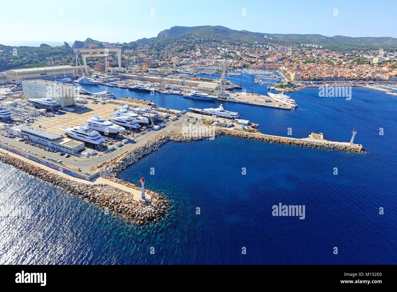 France, Bouches du Rhône, La Ciotat, chantiers, phare de la digue du large, le Vieux Port à l'arrière-plan (vue aérienne) Banque D'Images