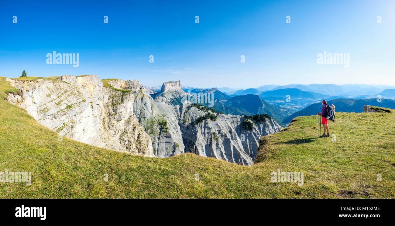 France, Isère, Parc Naturel Régional du Vercors, la réserve naturelle nationale des hauts plateaux du Vercors, la randonnée le long de Ravin des Arcs, Mont Aiguille (alt : 2087 m) dans l'arrière-plan Banque D'Images