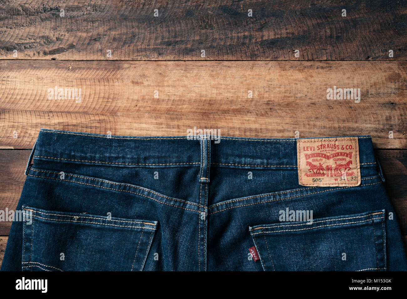 Petaling Jaya, Selangor, Malaisie - 24 janvier 2018 : détail de l'arrière d'une paire de jeans Levi's. Levi Strauss est un célèbre fabricant de vêtements américain Banque D'Images