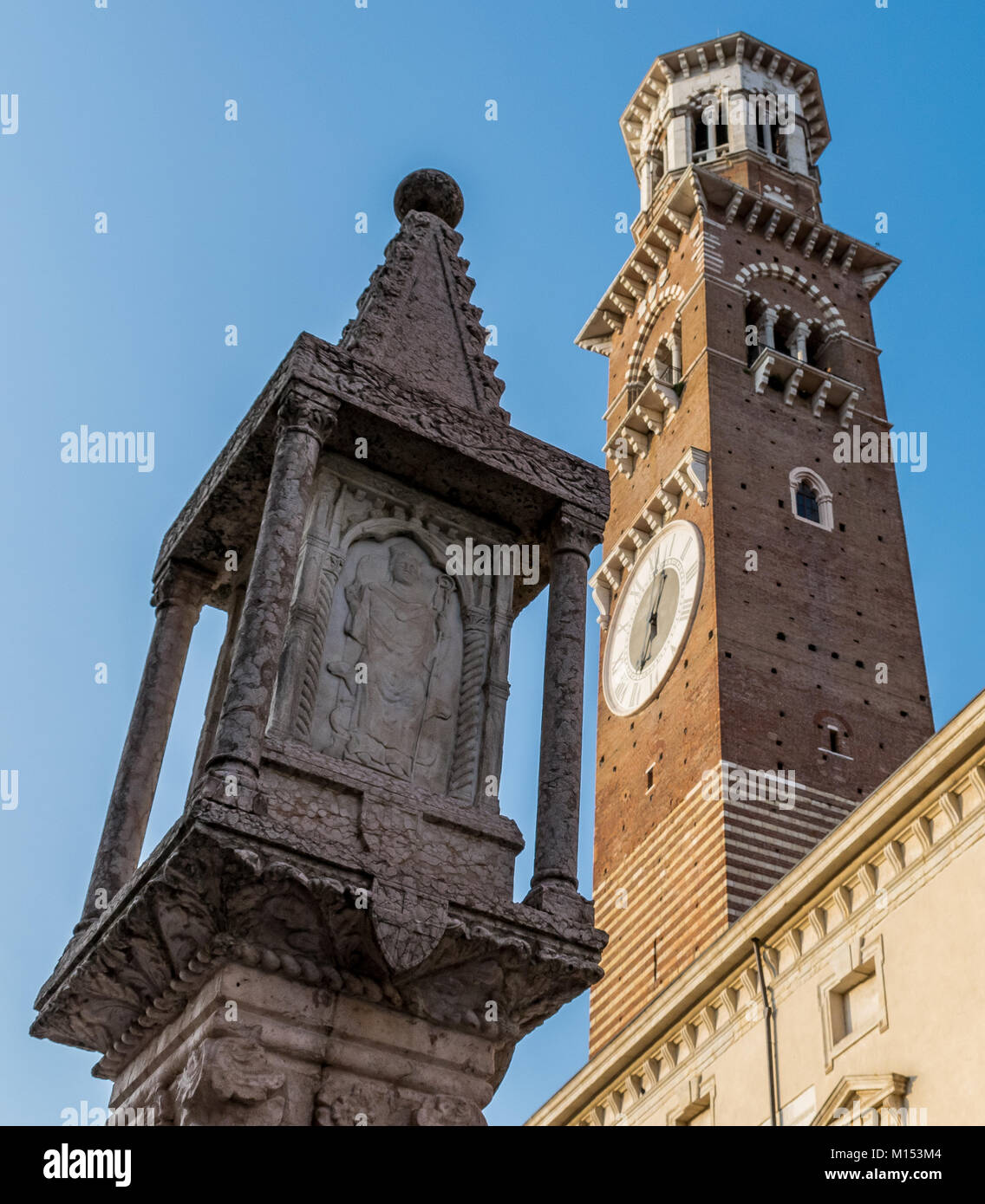 Avis de Torre dei Lamberti de la piazza delle Erbe, Vérone, Italie Banque D'Images