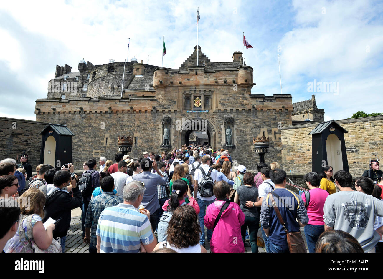 Les touristes sur l'esplanade au château d'Édimbourg, Edinburgh, Ecosse. Banque D'Images