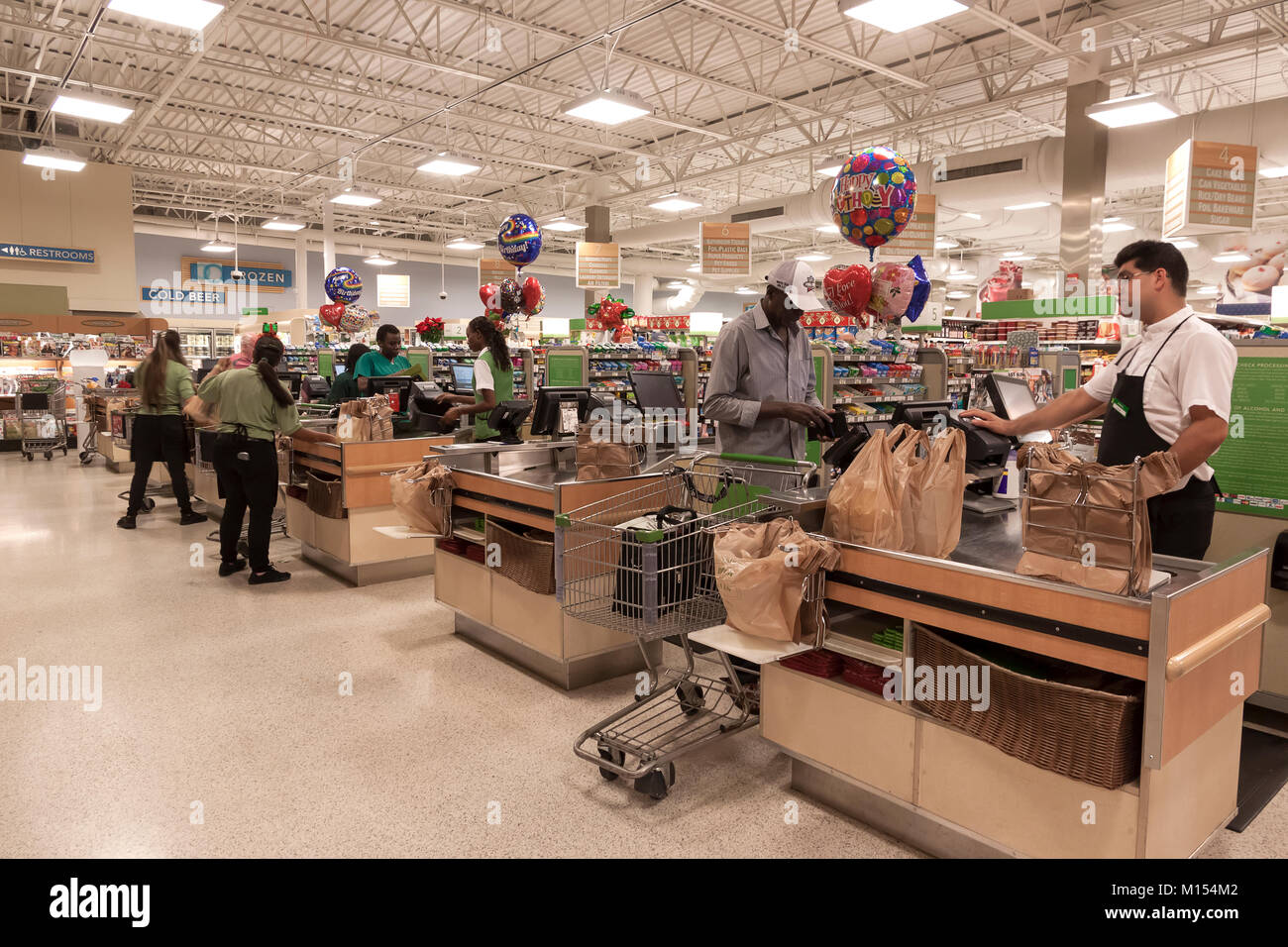 Caisses de supermarché Publix shoppers entretien en Floride, États-Unis. Banque D'Images