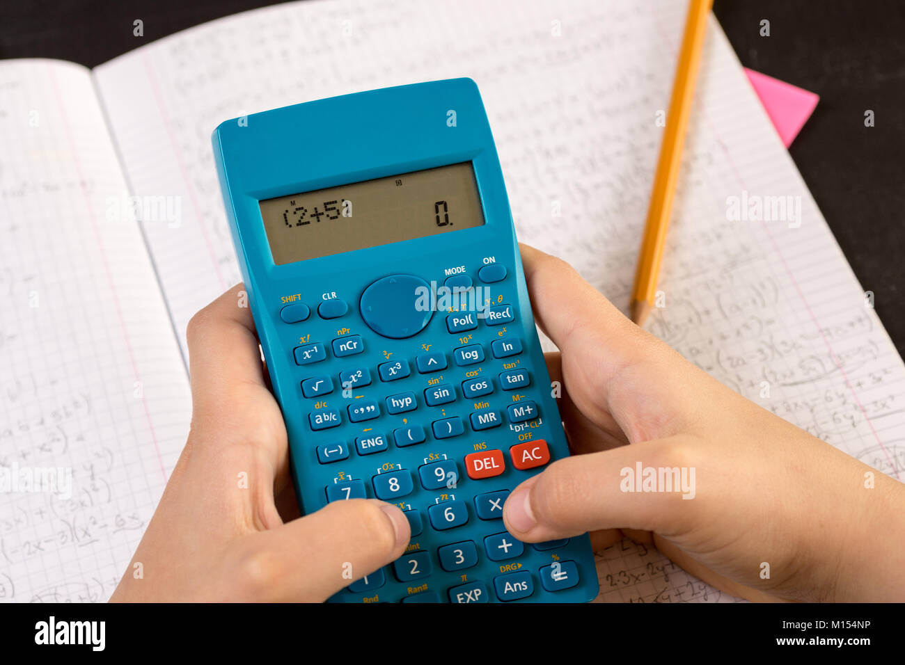 Calculatrice scientifique en action les mains pendant la leçon de  mathématiques. Concept de l'école Photo Stock - Alamy