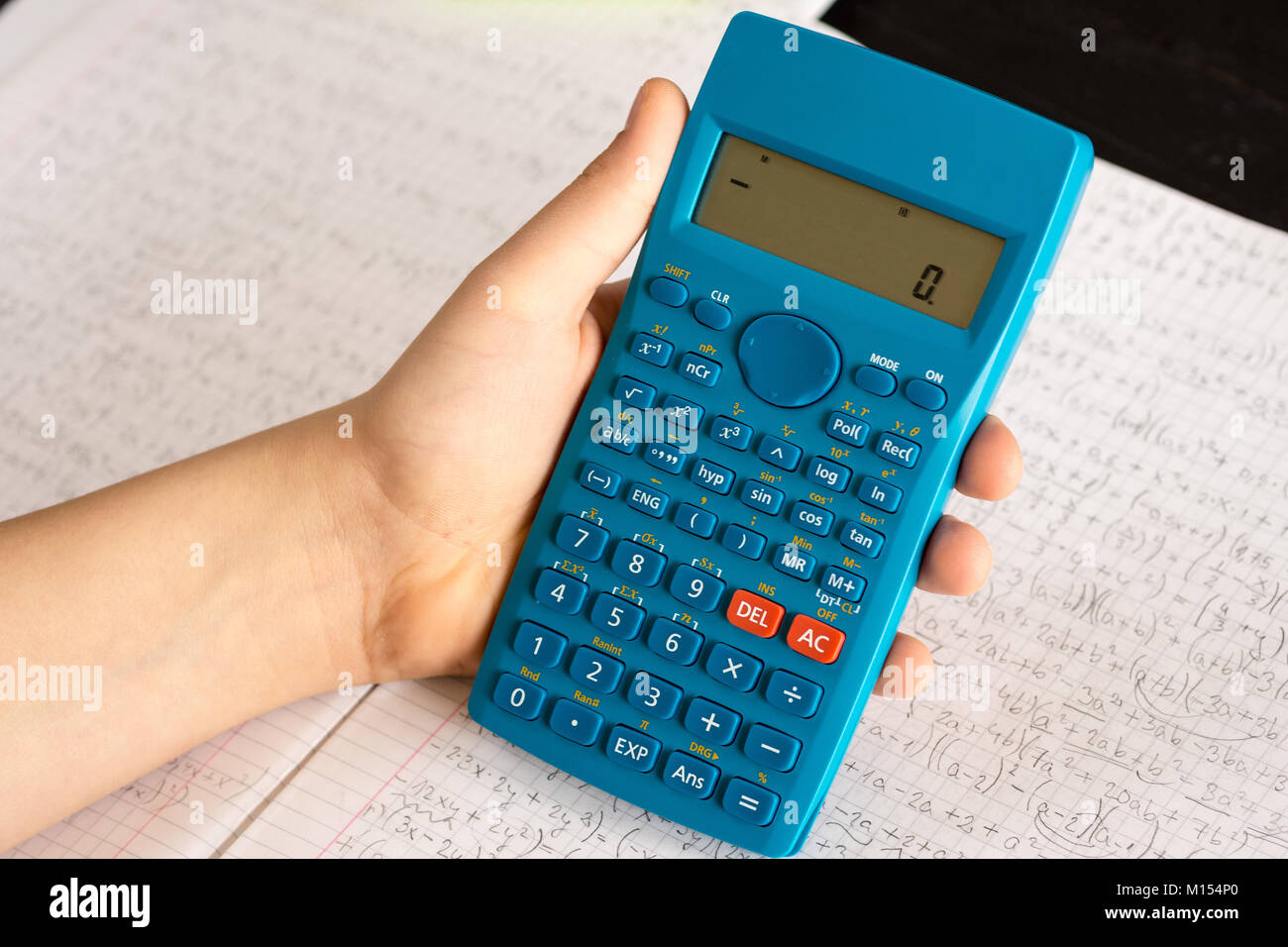 Calculatrice scientifique en action les mains pendant la leçon de  mathématiques. Concept de l'école Photo Stock - Alamy