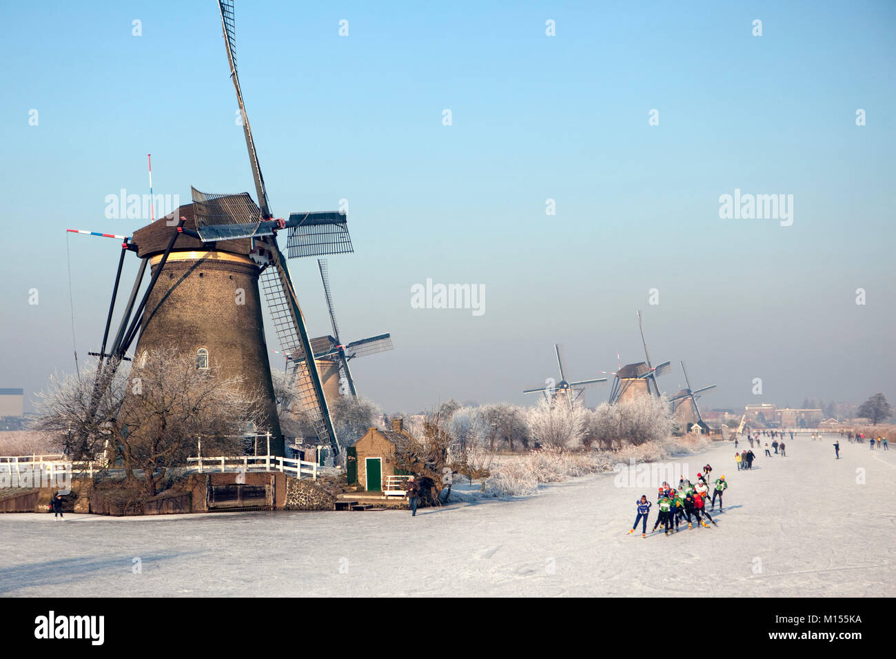Les Pays-Bas, Kinderdijk, Moulins, Patrimoine Mondial de l'Unesco. Les gens du patinage sur glace. L'hiver. Banque D'Images