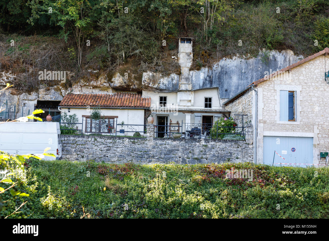 Les maisons construites dans la falaise, côté rivière La Dronne, Brantôme Banque D'Images