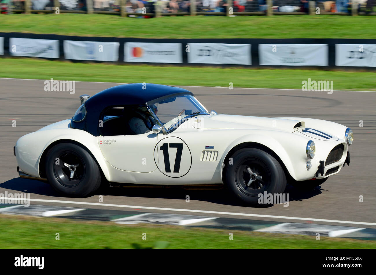 1962 AC Cobra administré par Rory Henderson dans le RAC TT de célébrations au Goodwood Revival Banque D'Images