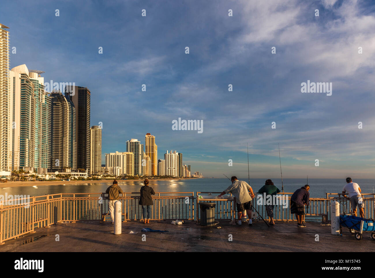 Tôt le matin du quai de pêche de Newport, Sunny Isles, Miami Beach, Floride du Sud, USA. Banque D'Images Tôt le matin du quai de pêche de Newport, Sunny Isles, Miami Beach, Floride du Sud, USA. Banque D'Images