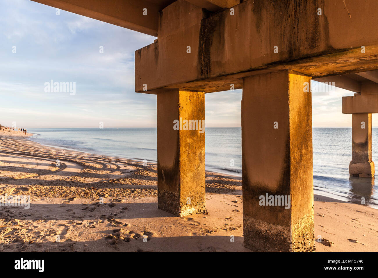 Piers frappés par la lumière du soleil du matin, Newport Pier, Sunny Isles Beach, Miami Beach, Floride du Sud, USA. Banque D'Images Piers frappés par la lumière du soleil du matin, Newport Pier, Sunny Isles Beach, Miami Beach, Floride du Sud, USA. Banque D'Images