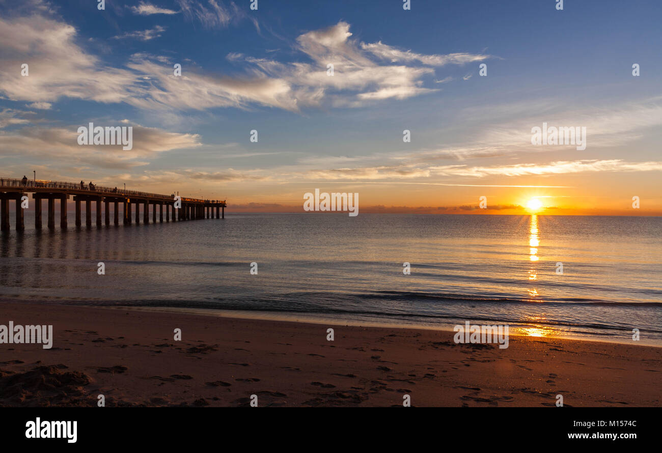 Golden sunrise à Sunny Isles Beach, Floride du Sud, USA. Banque D'Images