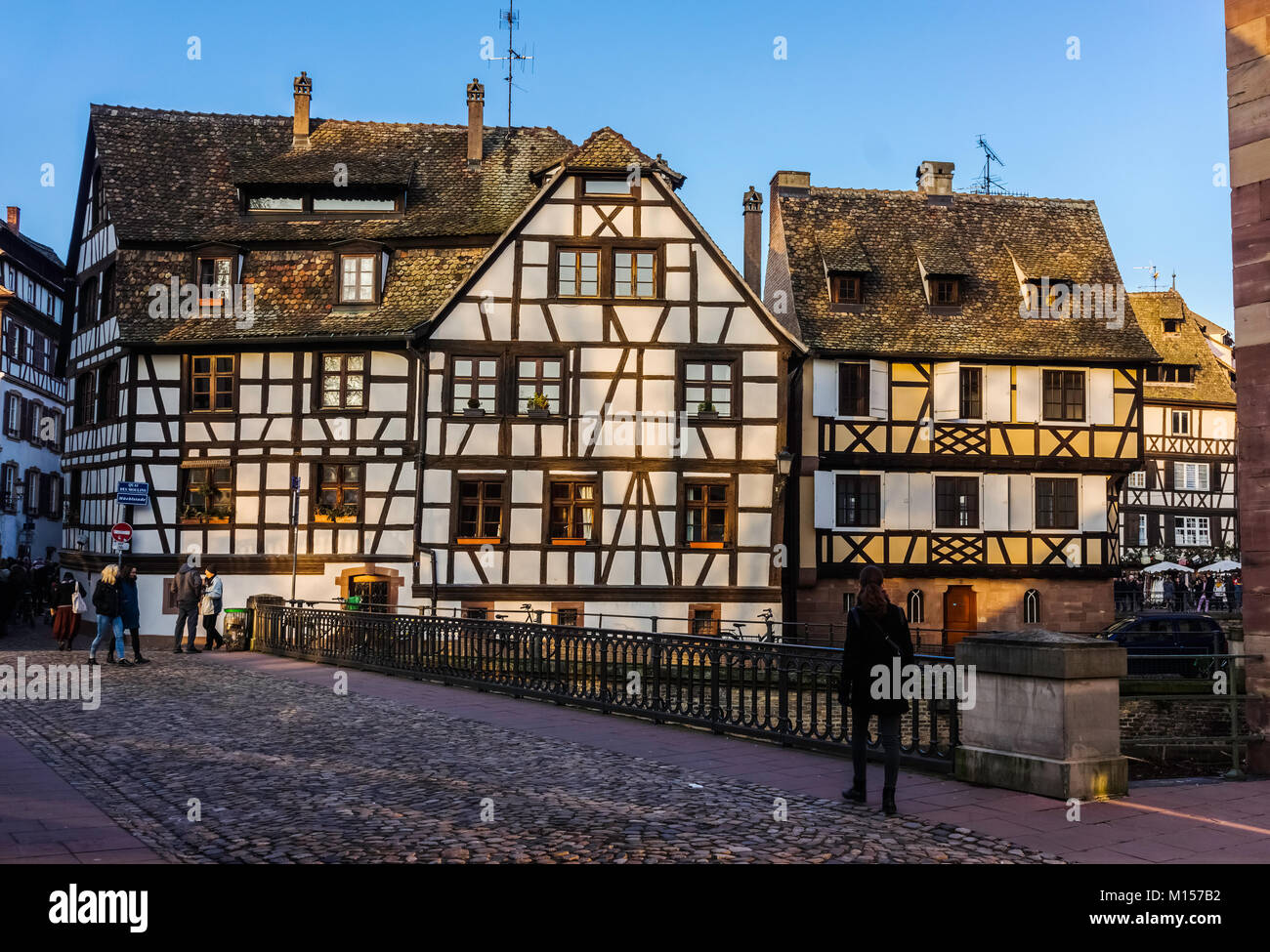 Quelques maisons médiévales et traditionnelles dans le centre historique et quartier touristique de la "Petite France" à Strasbourg, France. Banque D'Images