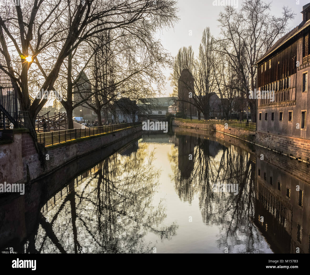 Vue à partir de la 'Petite France', quartier historique médiéval de la ville de Strasbourg, France. Tourné en fin d'après-midi en hiver. Banque D'Images