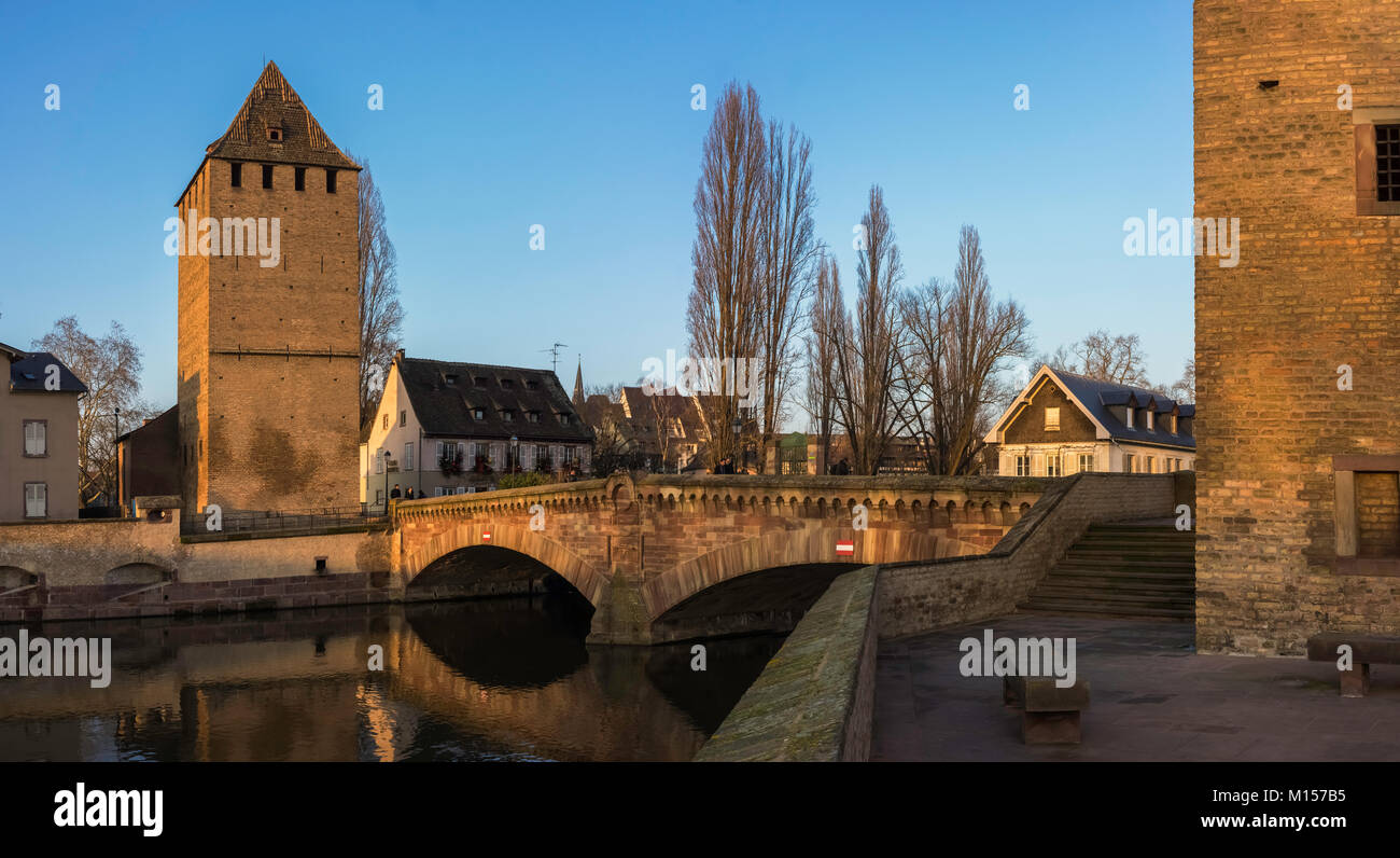 Les ponts couverts situé dans le centre historique et quartier médiéval de la 'Petite France' (petite France) à Strasbourg, France. Banque D'Images