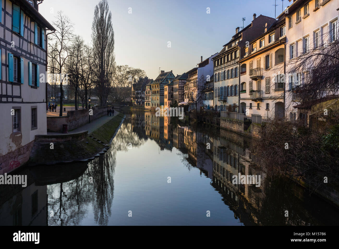 Vue à partir de la 'Petite France', quartier historique médiéval de la ville de Strasbourg, France. Tourné en fin d'après-midi en hiver. Banque D'Images