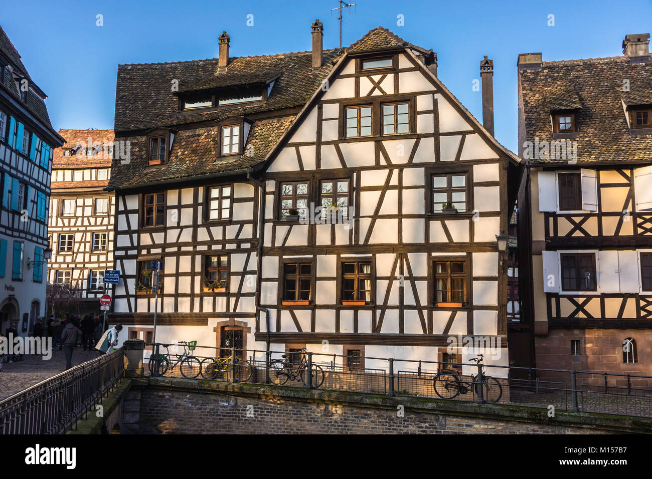Quelques maisons médiévales et traditionnelles dans le centre historique et quartier touristique de la "Petite France" à Strasbourg, France. Banque D'Images