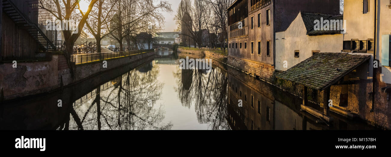 Vue de la Petite France, quartier historique de la ville de Strasbourg, en hiver en fin d'après-midi, la France. Banque D'Images