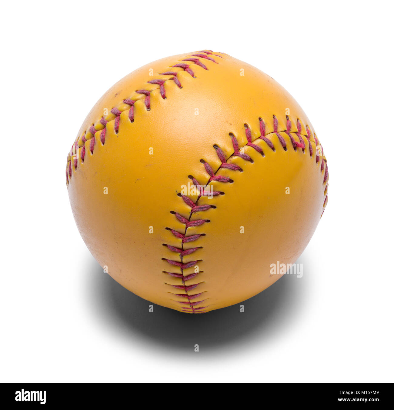 Vieux usé Softball isolé sur un fond blanc. Banque D'Images