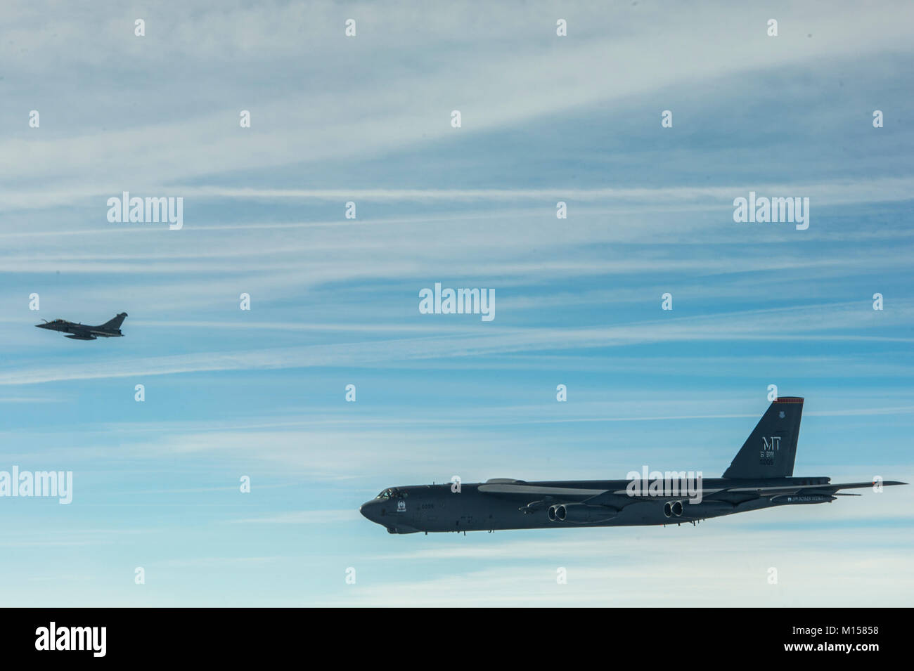 Un Rafale français intercepte un B-52 Stratofortress pendant un vol en route pour une gamme de formation Corse le 24 janvier 2018. La pratique des procédures d'interception nation alliée avec l'US Air Force et des équipages de bombardiers. Un total de quatre bombardiers stratégiques à partir de la 5e Escadre bombe mènent theatre l'intégration et la participation à la formation avec des partenaires, aux nations alliées et d'autres unités de l'US Air Force. (U.S. Air Force photo de Tech. Le Sgt. Joshua J. Garcia) Banque D'Images
