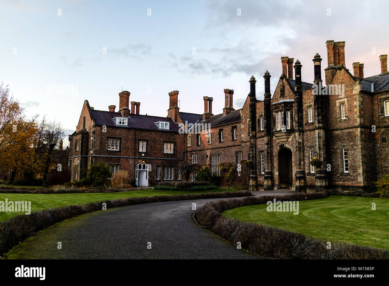 York, United Kingdom - 11/18/2017 : l'un de l'ancien bâtiment sur le campus de l'Université St John de York au cours de la journée. Banque D'Images