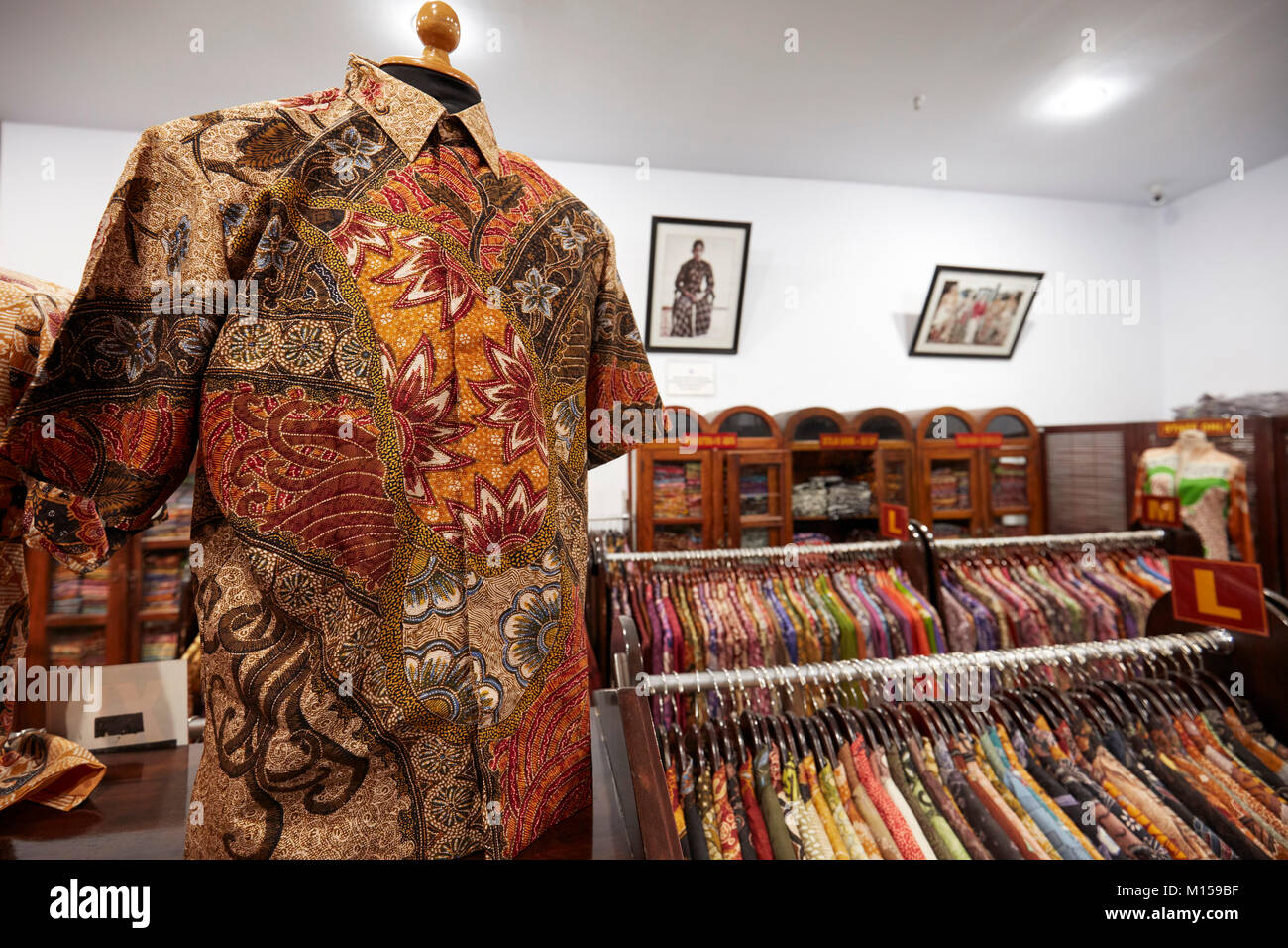 Batik shirt indonesia Banque de photographies et d'images à haute  résolution - Alamy