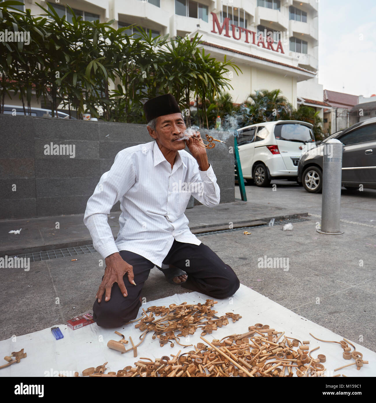 Vendeur de rue vendant des fume-cigarettes en bois faits à la main sur la rue Malioboro. Yogyakarta, Java, Indonésie. Banque D'Images