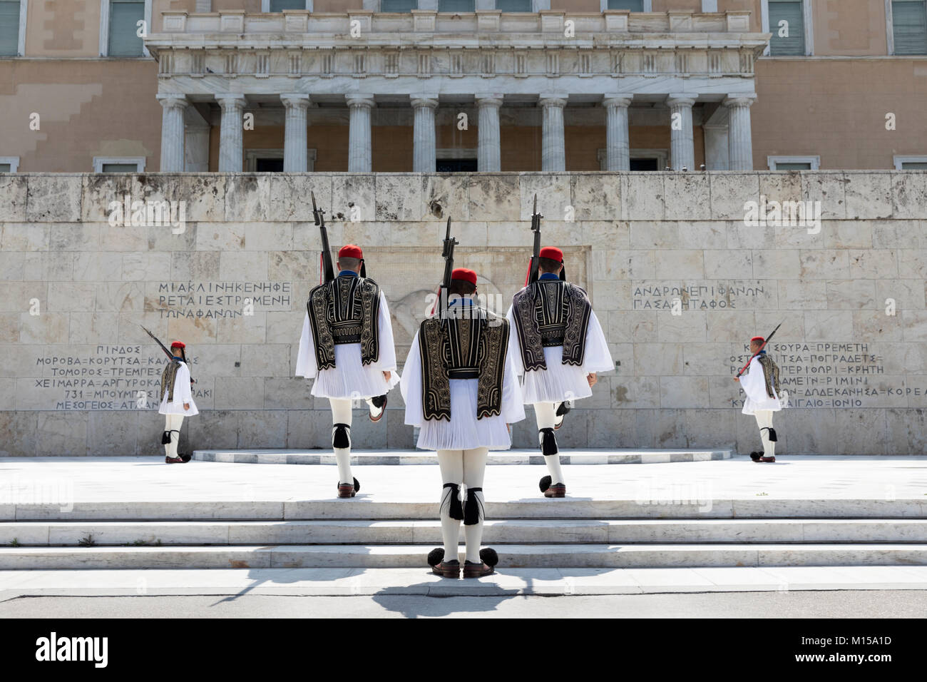 Changement de la garde à la Tombe du Soldat inconnu à la place Syntagma, Athènes, Grèce, Europe Banque D'Images